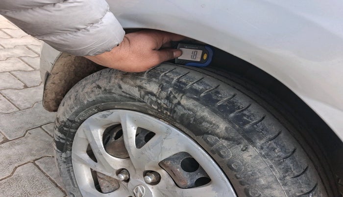 2017 Hyundai Grand i10 SPORTZ U2 1.2 CRDI, Diesel, Manual, 1,02,811 km, tyre