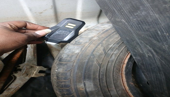 2011 Toyota Etios G, Petrol, Manual, 1,11,784 km, tyre