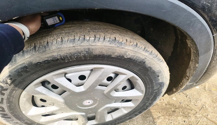 2022 Mahindra XUV300 W4 1.2 PETROL, Petrol, Manual, 43,619 km, tyre