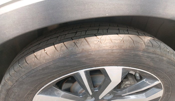 2019 Mahindra XUV300 W8 (O) 1.2 PETROL, Petrol, Manual, 1,55,276 km, tyre