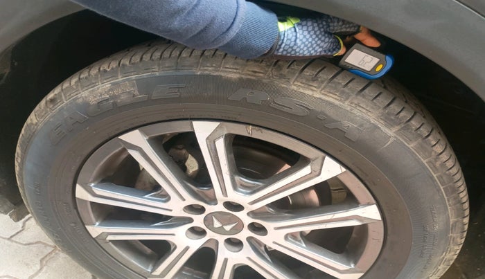 2023 Mahindra XUV700 AX 7 LUXURY D AT 7 STR, Diesel, Automatic, 79,321 km, tyre