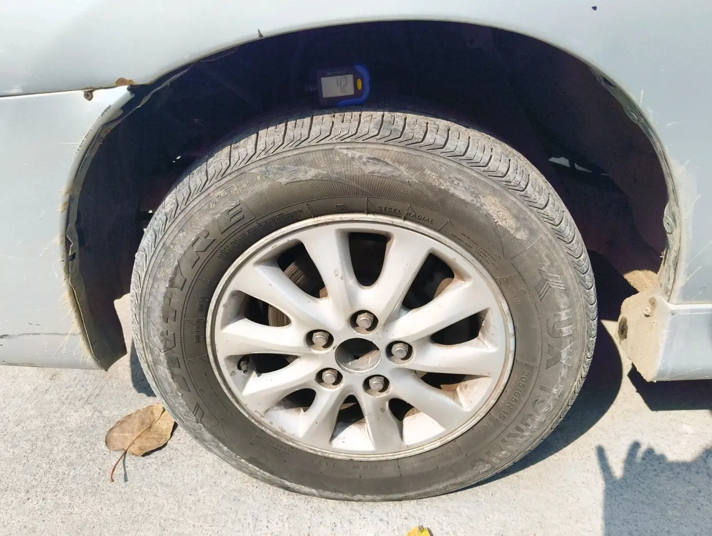 2012 Toyota Innova VX 2.5 8 STR, Diesel, Manual, 99,200 km, tyre