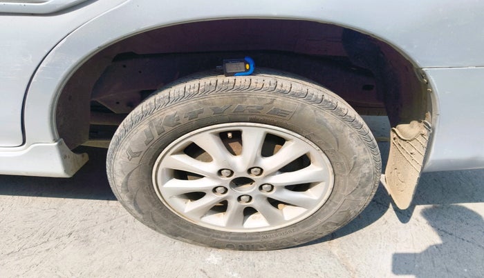 2012 Toyota Innova VX 2.5 8 STR, Diesel, Manual, 99,200 km, tyre