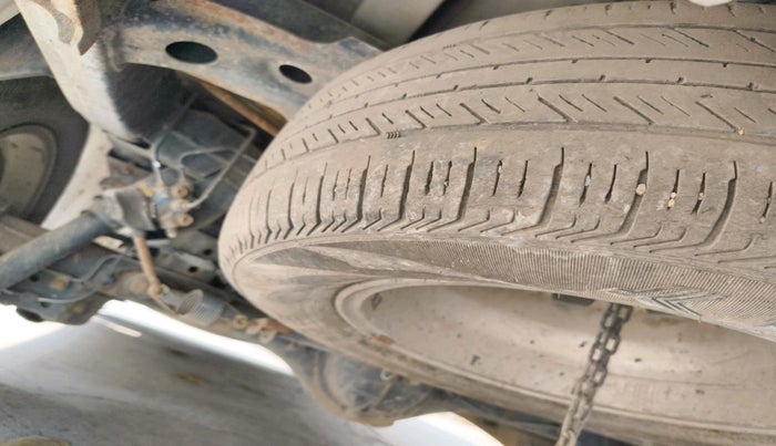 2012 Toyota Innova VX 2.5 8 STR, Diesel, Manual, 99,200 km, tyre