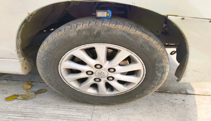 2012 Toyota Innova VX 2.5 8 STR, Diesel, Manual, 99,200 km, tyre