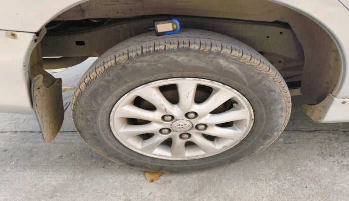 2012 Toyota Innova VX 2.5 8 STR, Diesel, Manual, 99,200 km, tyre