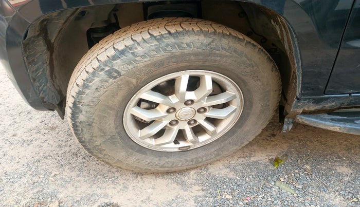 2016 Mahindra TUV300 T8, Diesel, Manual, 1,13,304 km, tyre