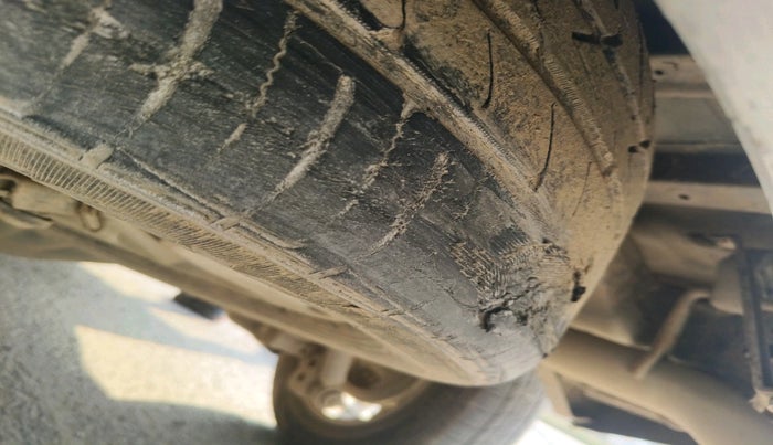 2017 Toyota Innova Crysta 2.4 G 7 STR, Diesel, Manual, 1,71,637 km, tyre