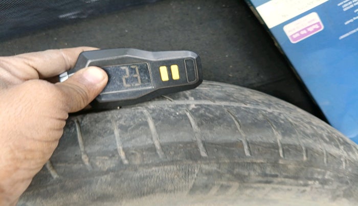 2011 Toyota Etios Liva G, Petrol, Manual, 1,43,662 km, tyre