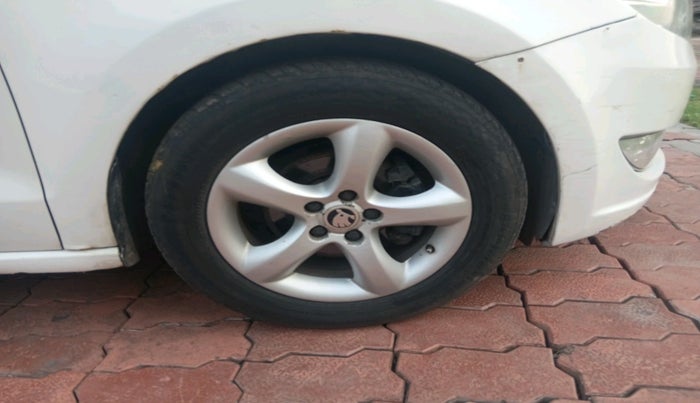 2014 Skoda Rapid ELEGANCE 1.6 TDI CR MT, Diesel, Manual, 94,732 km, tyre