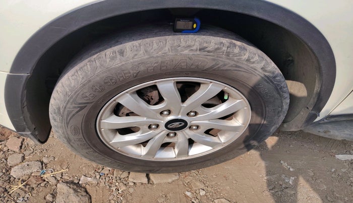 2017 Mahindra XUV500 W10 AT, Diesel, Automatic, 1,04,604 km, tyre