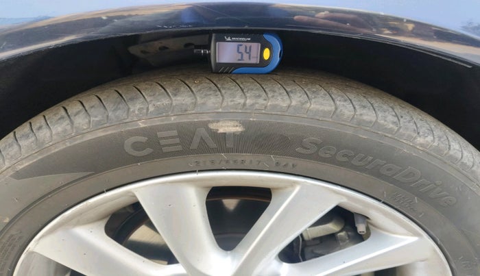 2014 Volvo S80 D5, Diesel, Automatic, 1,40,769 km, tyre