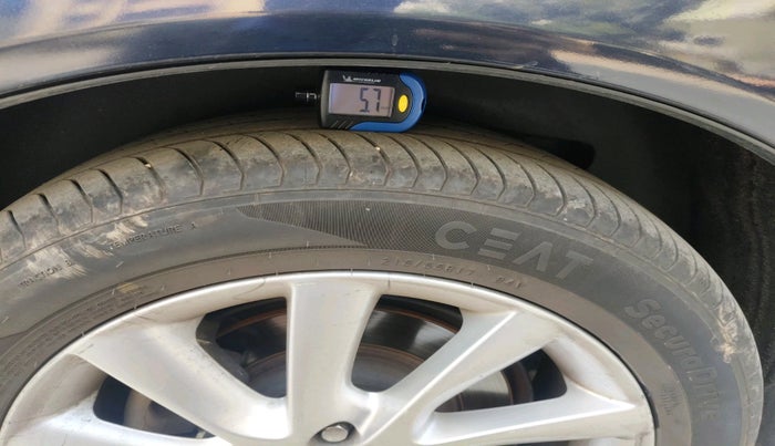 2014 Volvo S80 D5, Diesel, Automatic, 1,40,769 km, tyre