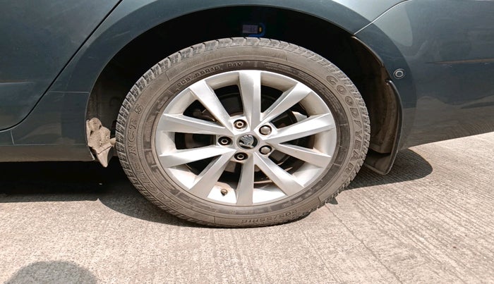 2019 Skoda Octavia L&K 1.8 TSI AT, Petrol, Automatic, 27,584 km, tyre