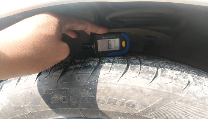 2015 Toyota Corolla Altis GL PETROL, Petrol, Manual, 2,42,727 km, tyre