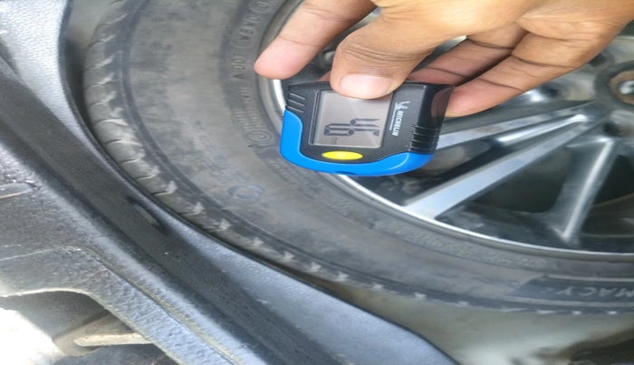 2015 Toyota Corolla Altis GL PETROL, Petrol, Manual, 2,42,727 km, tyre