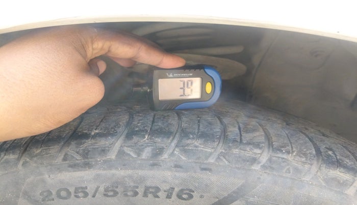 2015 Toyota Corolla Altis GL PETROL, Petrol, Manual, 2,42,727 km, tyre