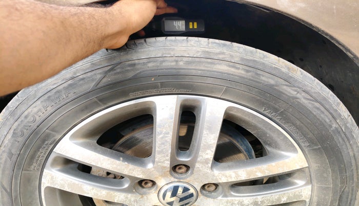 2014 Volkswagen Jetta HIGHLINE TDI AT, Diesel, Automatic, 1,61,884 km, tyre