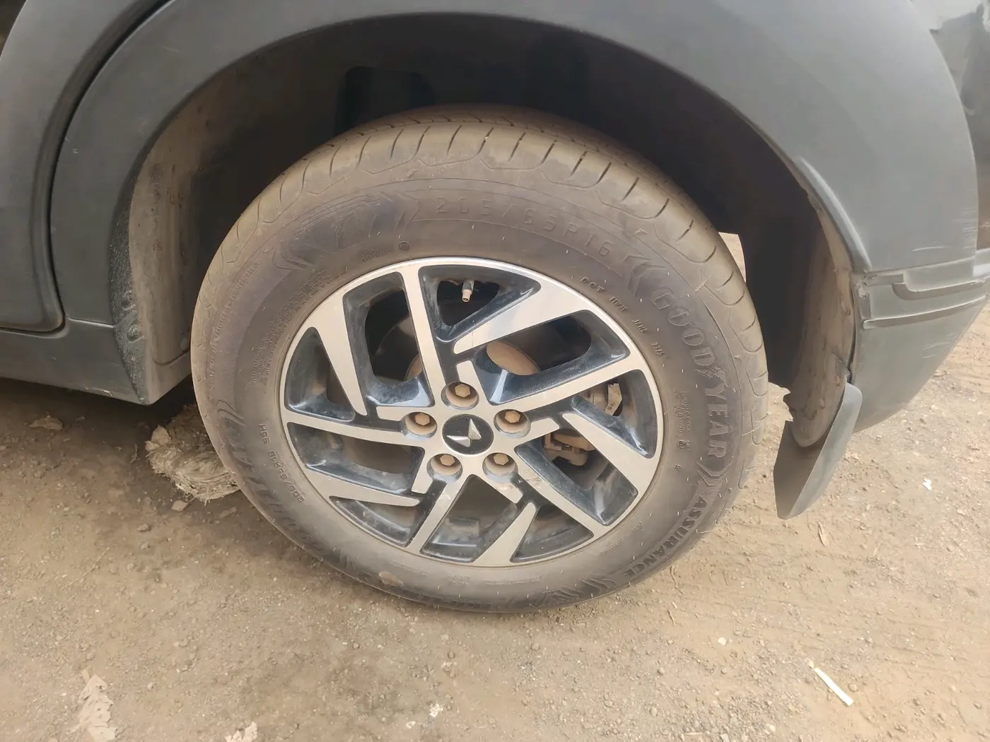2024 Mahindra XUV 3XO AX5L 1.2 TGDi AT, Petrol, Automatic, 30,000 km, tyre
