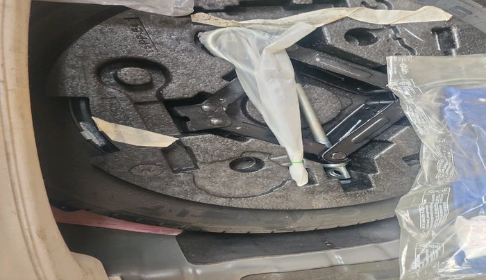 2024 Mahindra XUV 3XO AX5L 1.2 TGDi AT, Petrol, Automatic, 28,207 km, tyre