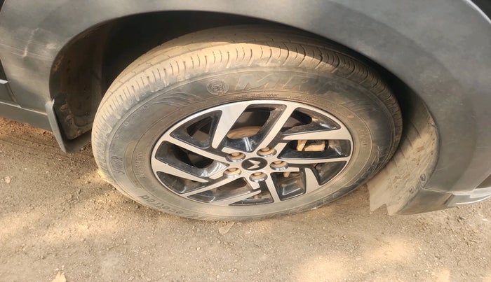 2024 Mahindra XUV 3XO AX5L 1.2 TGDi AT, Petrol, Automatic, 28,207 km, tyre