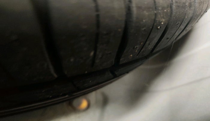 2024 Tata PUNCH CREATIVE  1.2 RTN DUAL TONE, Petrol, Manual, 28,733 km, tyre