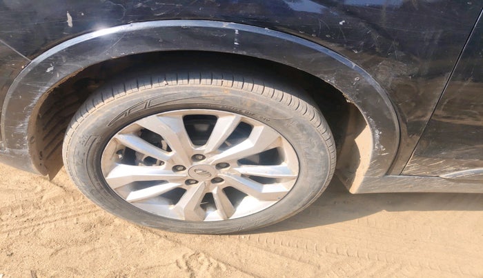 2019 Mahindra XUV300 W8 1.5 DIESEL, Diesel, Manual, 1,42,534 km, tyre