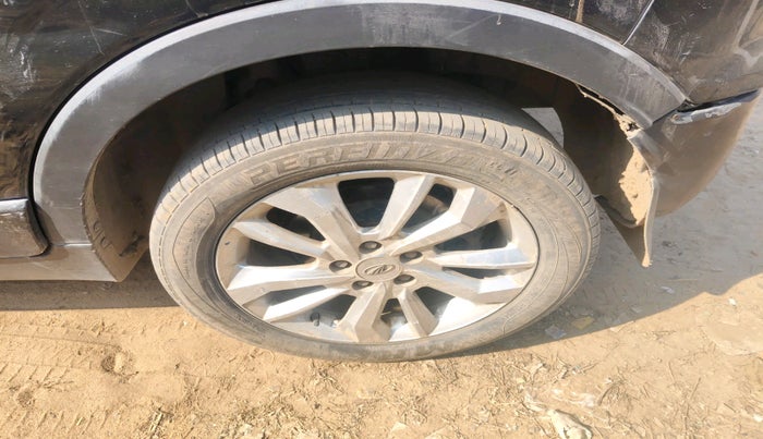 2019 Mahindra XUV300 W8 1.5 DIESEL, Diesel, Manual, 1,42,534 km, tyre