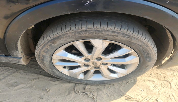 2019 Mahindra XUV300 W8 1.5 DIESEL, Diesel, Manual, 1,42,534 km, tyre