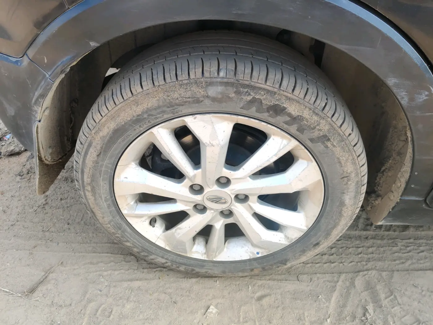 2019 Mahindra XUV300 W8 1.5 DIESEL, Diesel, Manual, 1,42,534 km, tyre