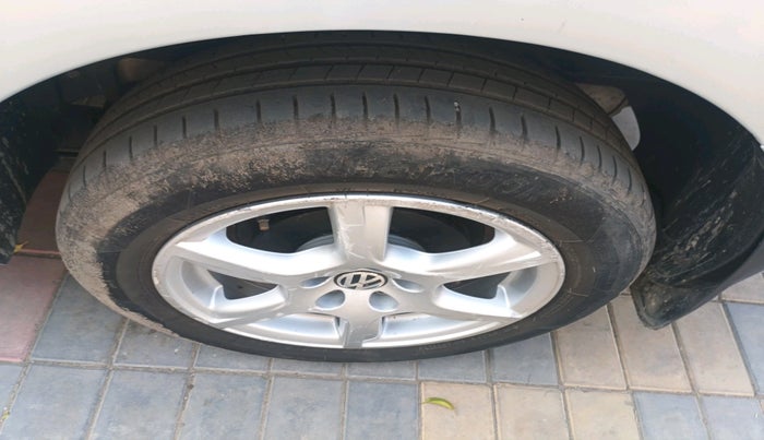 2013 Volkswagen Vento HIGHLINE 1.6 MPI, Petrol, Manual, 87,643 km, tyre