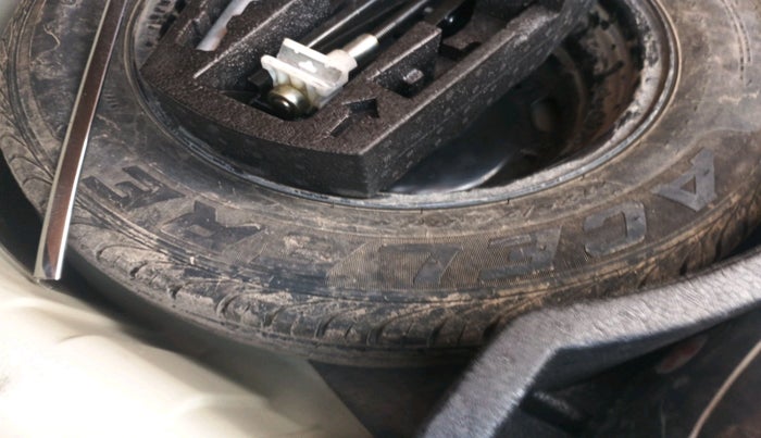 2013 Volkswagen Vento HIGHLINE 1.6 MPI, Petrol, Manual, 87,643 km, tyre