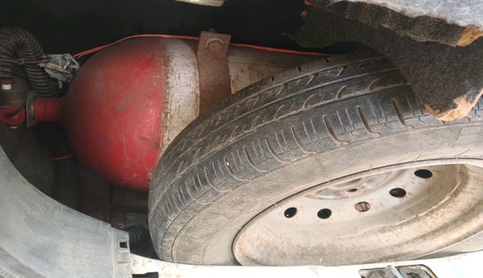 2012 Maruti Wagon R 1.0 LXI, CNG, Manual, 1,33,178 km, tyre