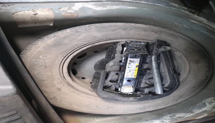 2014 Volkswagen Polo HIGHLINE1.5L, Diesel, Manual, 1,69,025 km, tyre