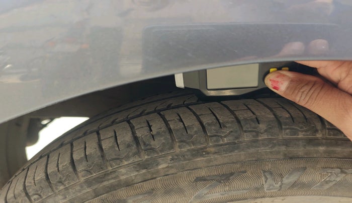 2015 Hyundai i10 SPORTZ 1.1, CNG, Manual, 1,22,090 km, tyre