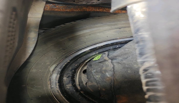 2015 Hyundai i10 SPORTZ 1.1, CNG, Manual, 1,22,090 km, tyre