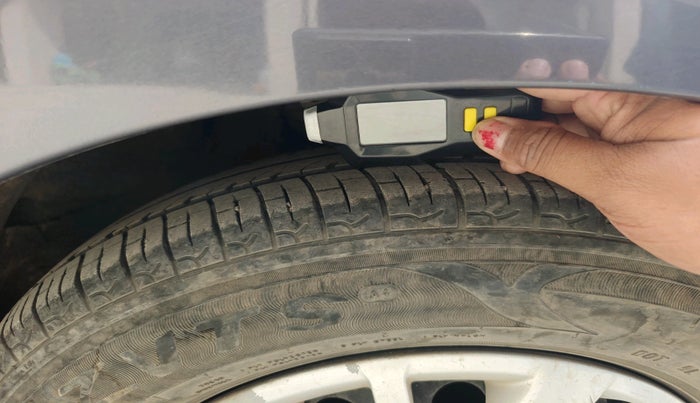 2015 Hyundai i10 SPORTZ 1.1, CNG, Manual, 1,22,090 km, tyre