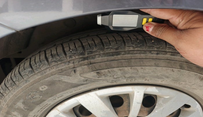 2015 Hyundai i10 SPORTZ 1.1, CNG, Manual, 1,22,090 km, tyre