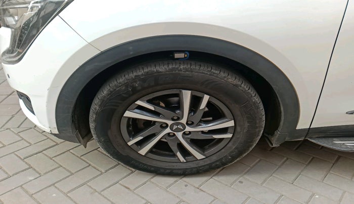 2022 Mahindra XUV700 AX 5 D AT 7 STR, Diesel, Automatic, 69,993 km, tyre