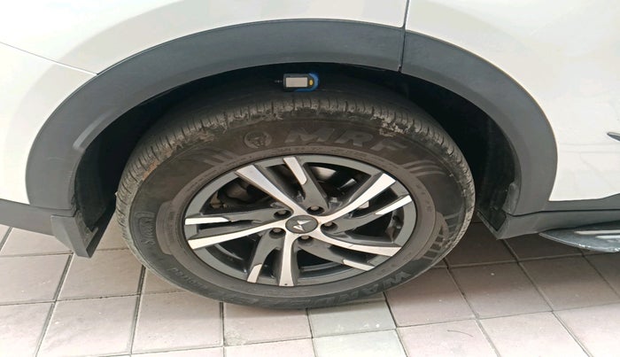 2022 Mahindra XUV700 AX 5 D AT 7 STR, Diesel, Automatic, 69,993 km, tyre