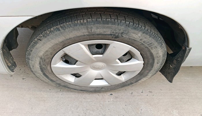 2011 Toyota Innova 2.5 G4 8 STR, Diesel, Manual, 2,49,852 km, tyre