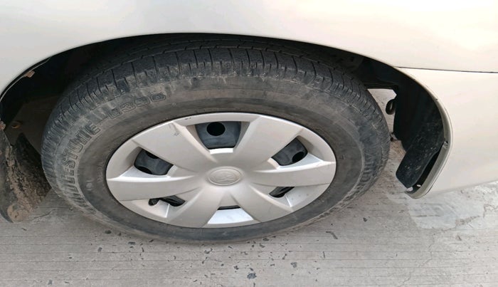 2011 Toyota Innova 2.5 G4 8 STR, Diesel, Manual, 2,49,852 km, tyre