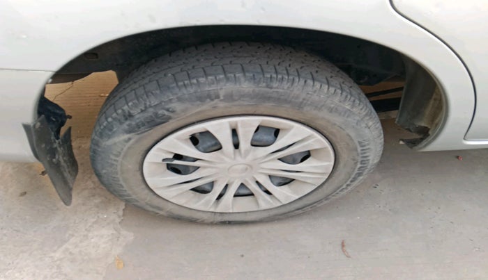 2011 Toyota Innova 2.5 G4 8 STR, Diesel, Manual, 2,49,852 km, tyre