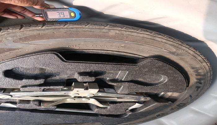 2015 Maruti Ciaz ZDI, Diesel, Manual, 1,18,232 km, tyre