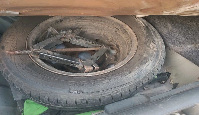 2011 Hyundai Accent EXECUTIVE, Petrol, Manual, 1,30,656 km, tyre