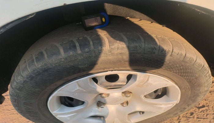 2015 Ford Ecosport AMBIENTE 1.5L DIESEL, Diesel, Manual, 1,18,555 km, tyre