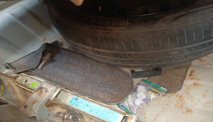 2015 Hyundai Xcent SX 1.2 (O), CNG, Manual, 99,125 km, tyre