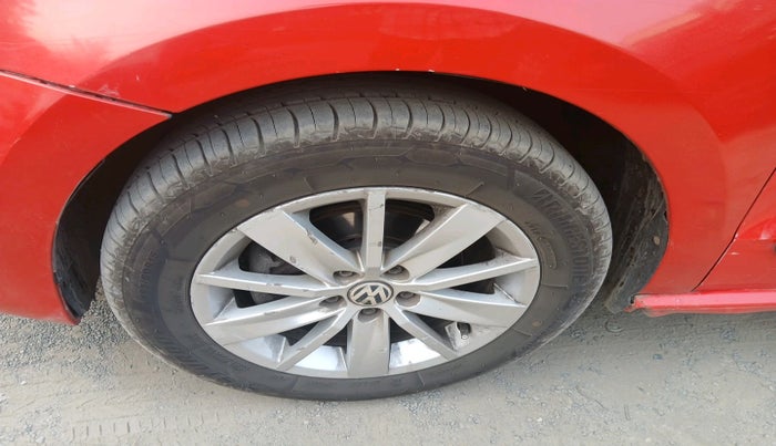 2015 Volkswagen Polo HIGHLINE1.5L, Diesel, Manual, 2,48,292 km, tyre