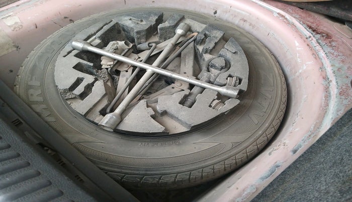 2015 Volkswagen Polo HIGHLINE1.5L, Diesel, Manual, 2,48,292 km, tyre