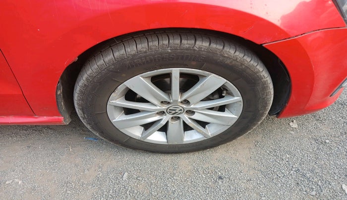 2015 Volkswagen Polo HIGHLINE1.5L, Diesel, Manual, 2,48,292 km, tyre